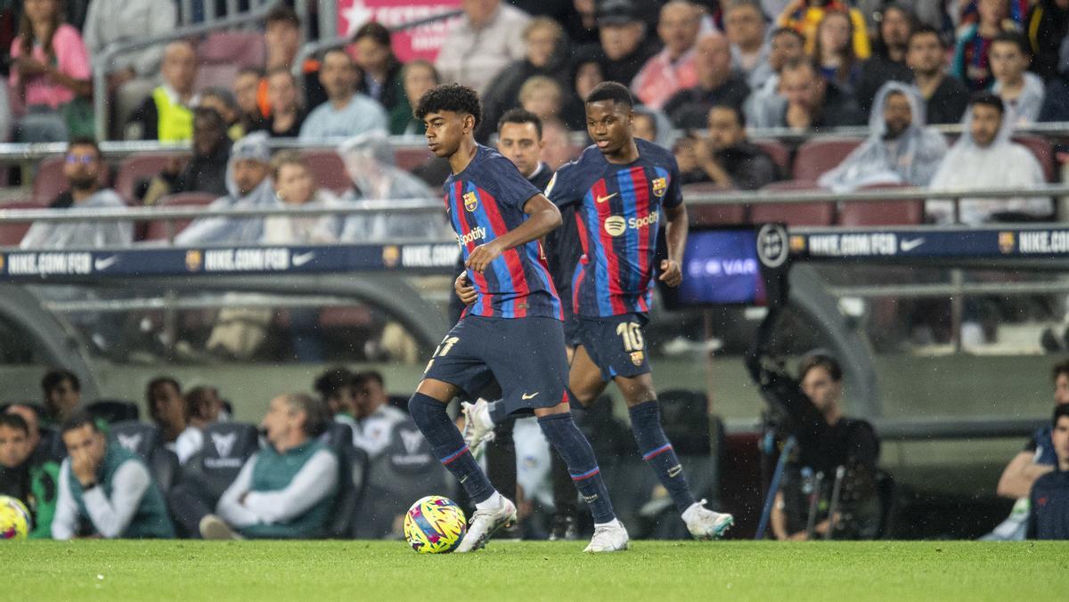 Debut del joven cadete azulgrana de 15 años Lamine Yamal durante el partido de liga entre el Barça y el Betis en el Camp Nou