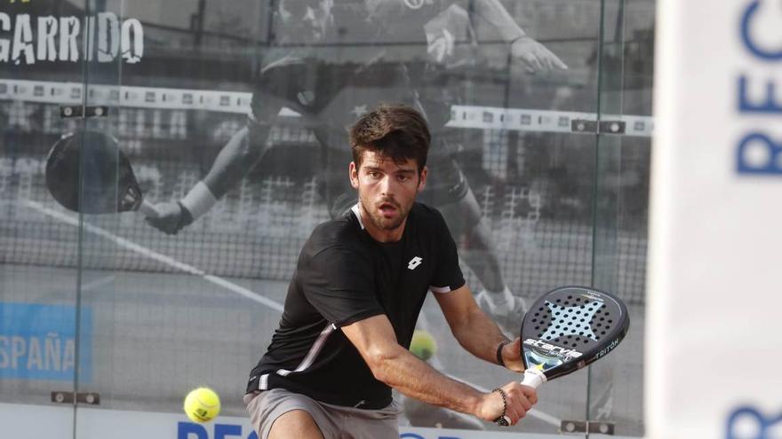 Javi Garrido, en un entrenamiento previo al torneo en el club El Vial Pádel.