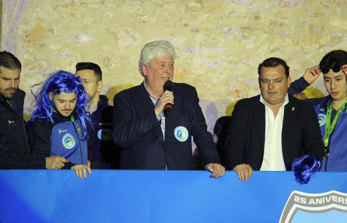 Manuel Sierra Murcia (i), presidente del Peñíscola FS, junto al alcalde de la localidad, Andrés Martínez.