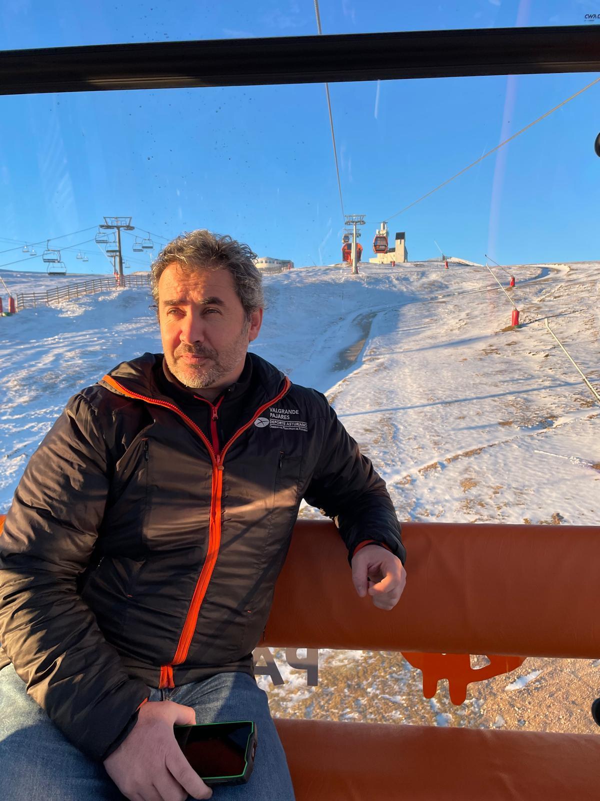 Javier Martínez, en la telecabina de Pajares.