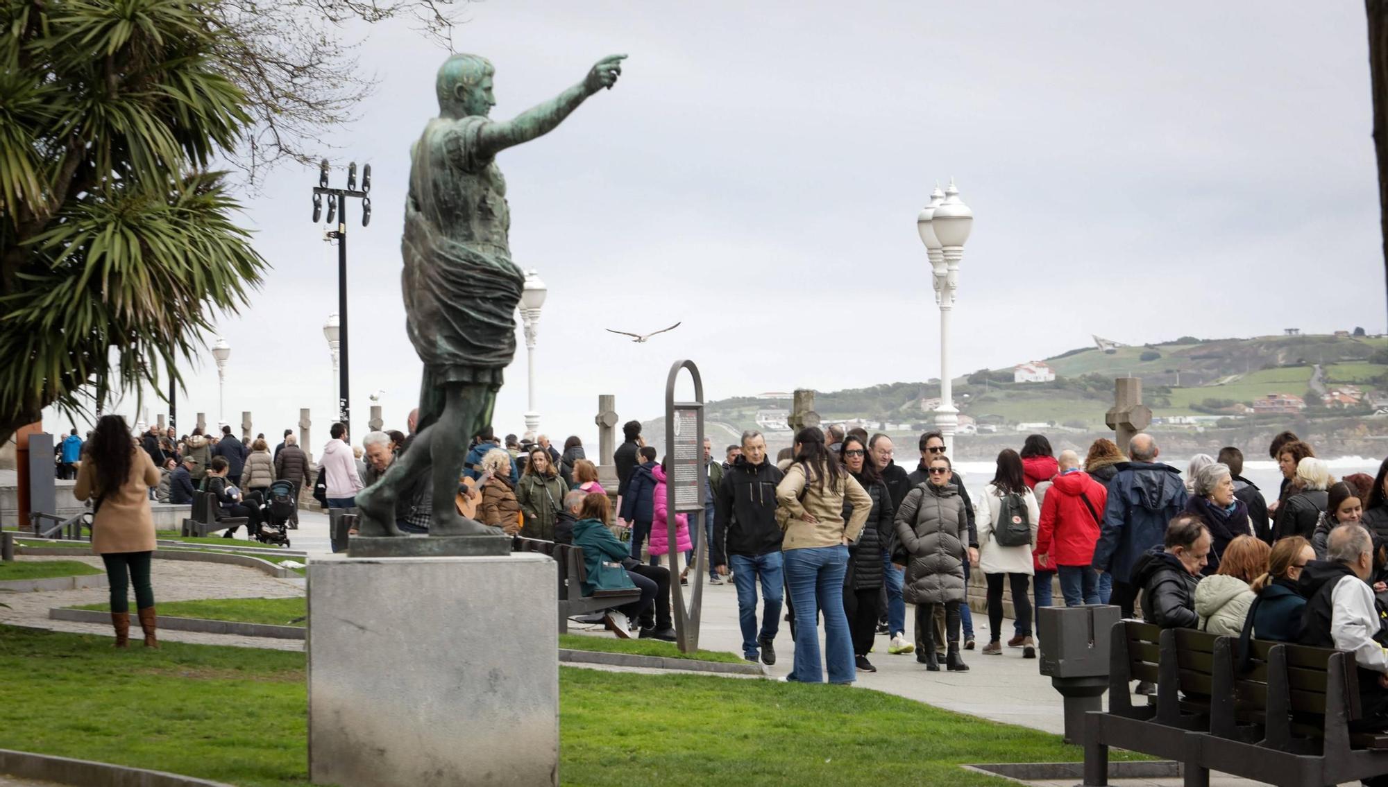 El ambiente en Gijón de Semana Santa, con múltiples actividades (en imágenes)