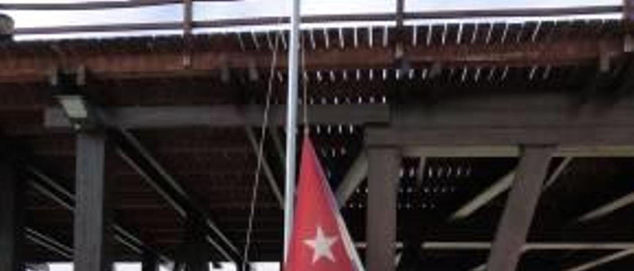 La bandera de Cuba ha ondeado a media asta en las Eras de la Sal durante 9 días