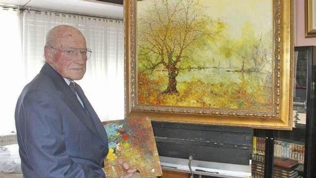 José Otero, ante uno de sus cuadros en su casa de Bueu. // S. Álvarez
