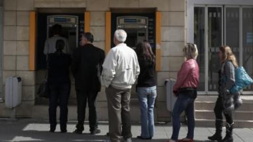 Cua de xipriotes per retirar efectiu en un caixer d&#039;un banc de Nicòsia | Reuters