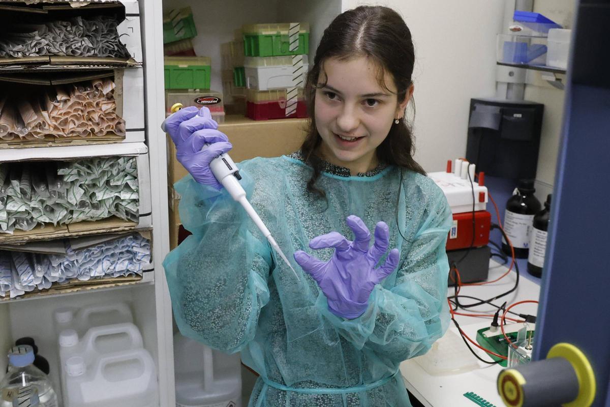 Una alumna del IES Julián Magariños de Negreira, durante la visita a un laboratorio del IDIS