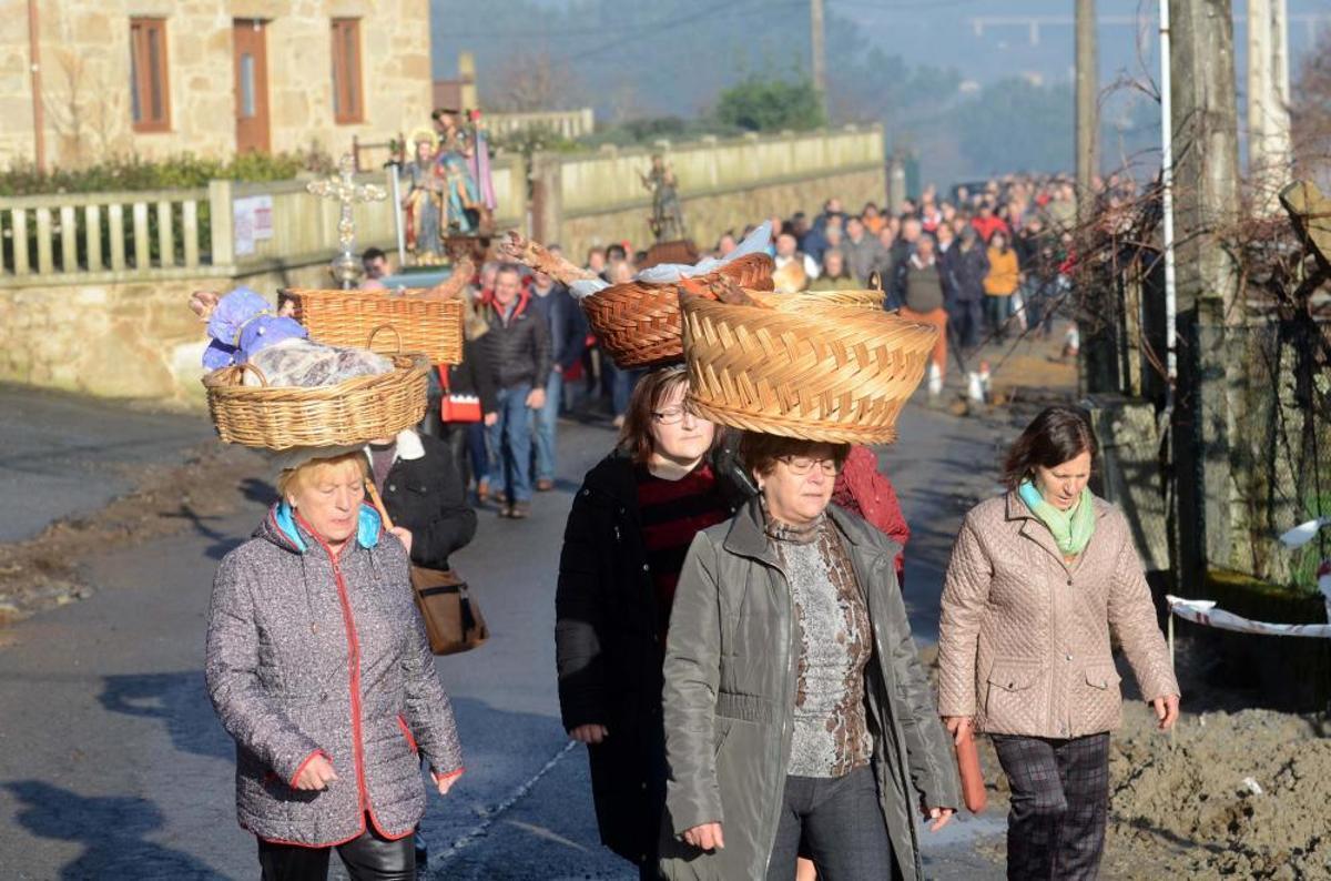 Los valgueses recorren la aldea con las ofrendas de la Candelaria y San Blas. Los valgueses recorren la aldea con las ofrendas de la Candelaria y San Blas.