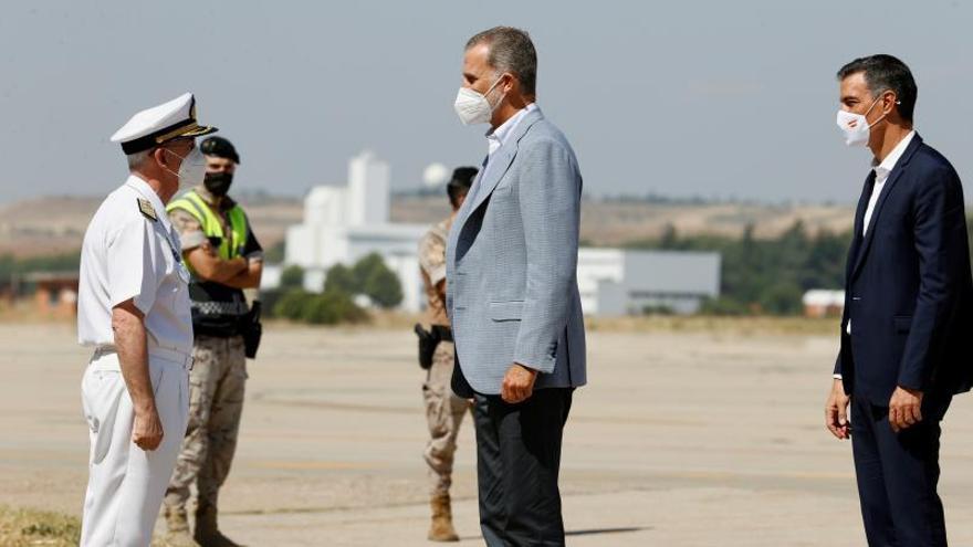 El Rei visita amb Sánchez el «hub» d’acollida d’afganesos a Torrejón  | EFE