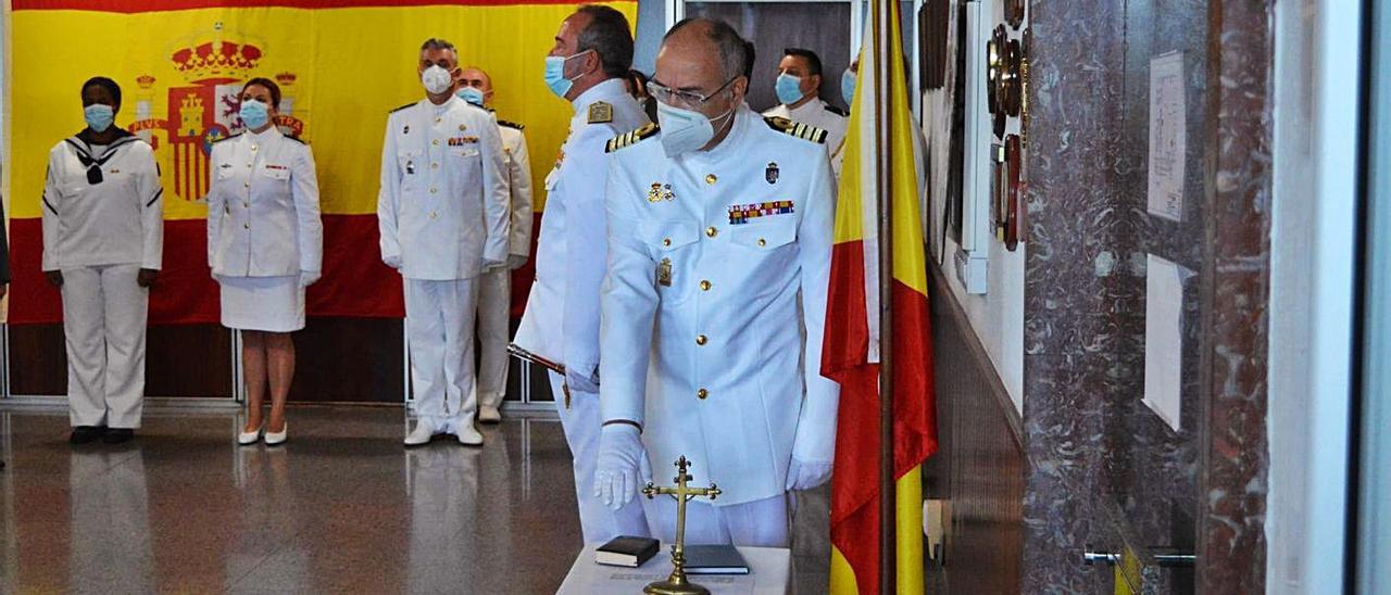 Luis Vicente Márquez Montero, en el momento de tomar posesión de su cargo como comandante naval de Gijón.