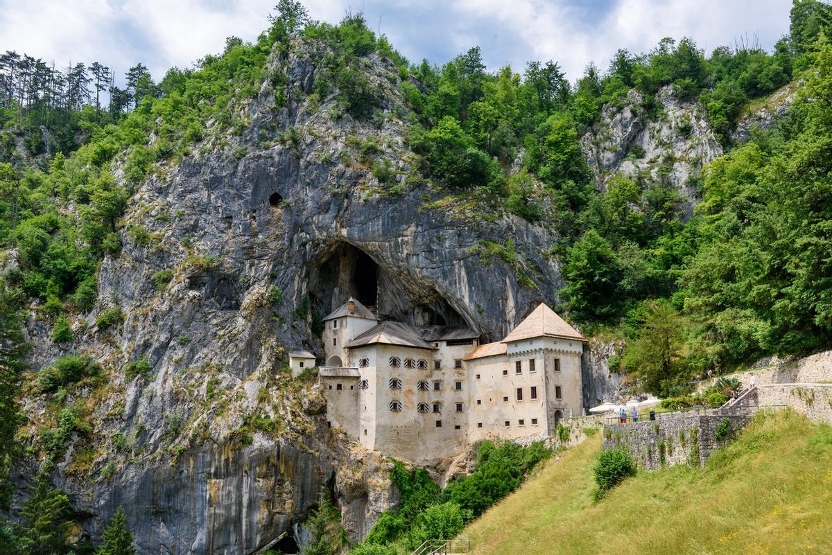 Un castillo encaramado en la roca: una obra maestra de la ingeniería medieval.