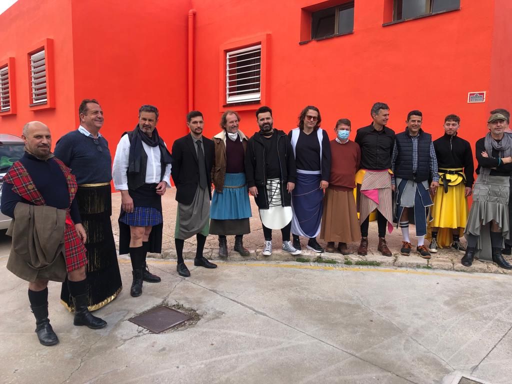 Profesores con falda en Ibiza