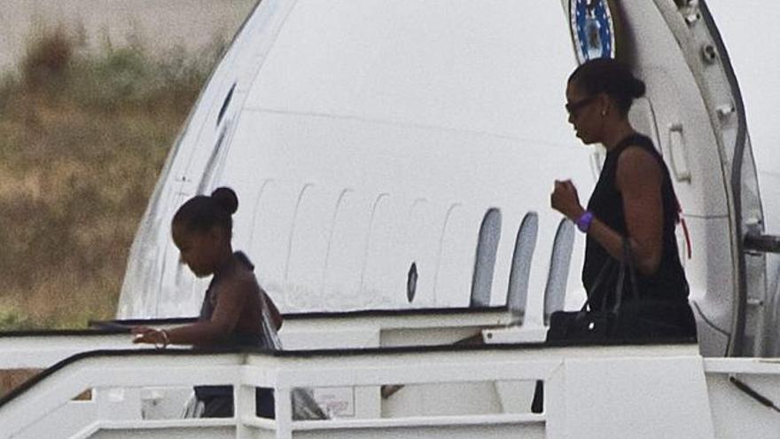 La primera dama de Estados Unidos, Michelle Obama junto a su hija Sasha a su llegada del aeropuerto de Málaga donde comenzará sus vacaciones en España.