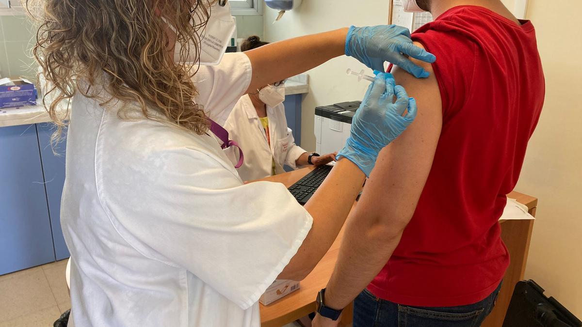 Vacunación contra la covid-19 en un centro de Gandia.