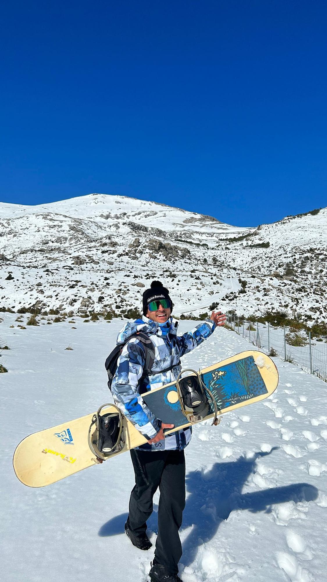 FOTOS | Dos mallorquines practican snowboard en el Puig Tomir