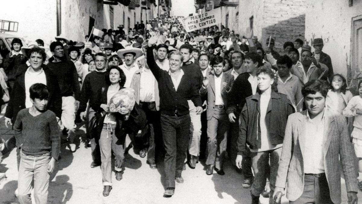 Vargas Llosa sale de un mitin en San Pablo Cajamarca, en 1989.