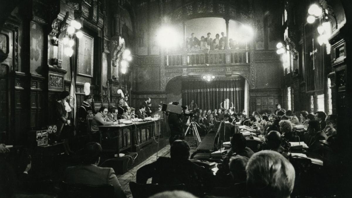Una sesión de la Cámara autonómica en la legislatura provisional del periodo 1982-1983, en la Junta General del Principado. | |  LNE