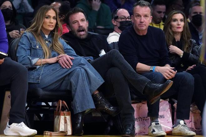 Jennifer Lopez y Ben Affleck en un partido de la NBA