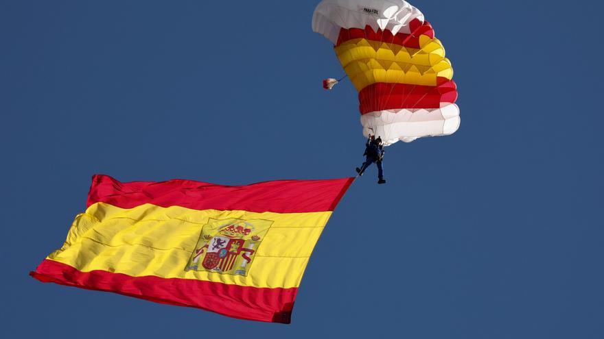 Nou incident a la desfilada del 12-O: un paracaigudista s&#039;enreda amb la bandera d&#039;Espanya