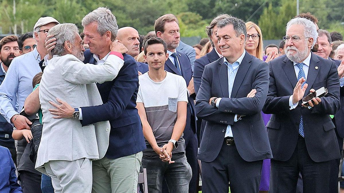 Carlos Mouriño se abraza con_Alfonso Rueda.