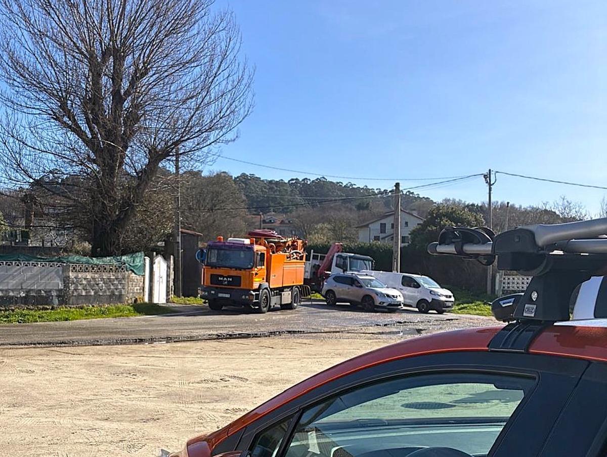 Personal de la UTE y maquinaria de desatascos, ayer en Nerga.