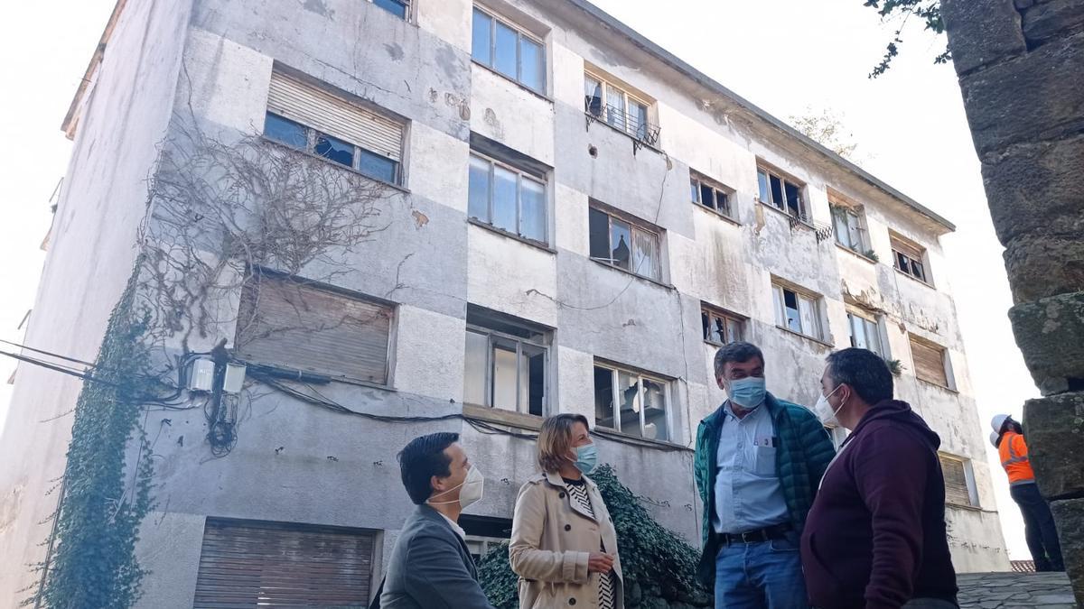 Francisco Ferrao, Sandra Cuesta, Justino Pérez y Eloy Rodríguez, el director de obra, junto al edificio, en estado ruinoso.