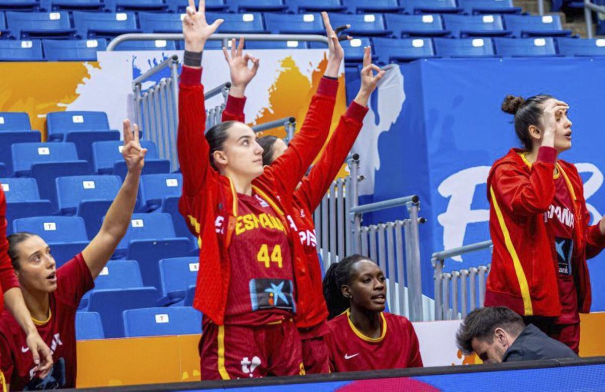 Iyana Martín, en el centro, celebra una canasta de España contra Senegal en el PreMundial.