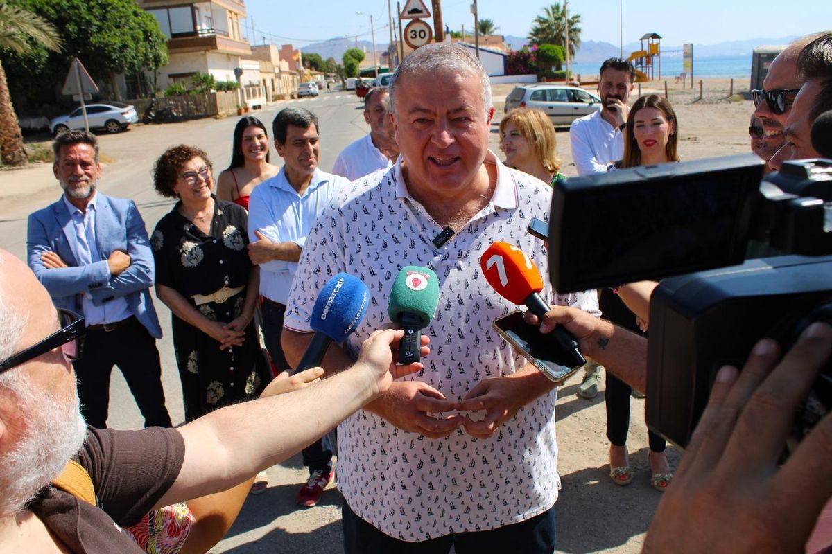 Francisco Brernabé durante su visita al poblado, este miércoles.