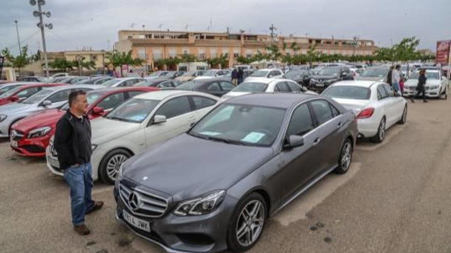 Los descuentos y las facilidades bancarias disparan las ventas en la feria de coches de Almoradí