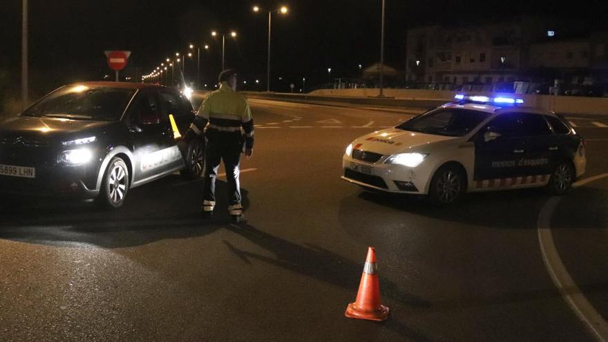 Control dels Mossos d&#039;Esquadra després d&#039;entrar en vigor el toc de queda.