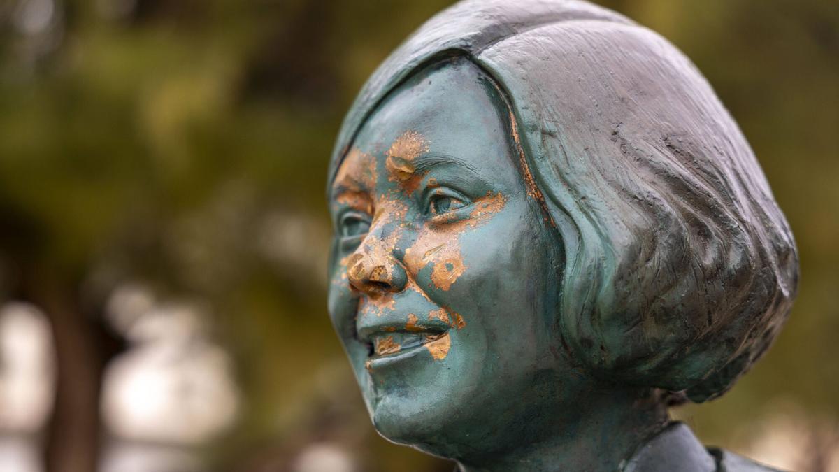 El busto de Aurora Picornell, tras el ataque.