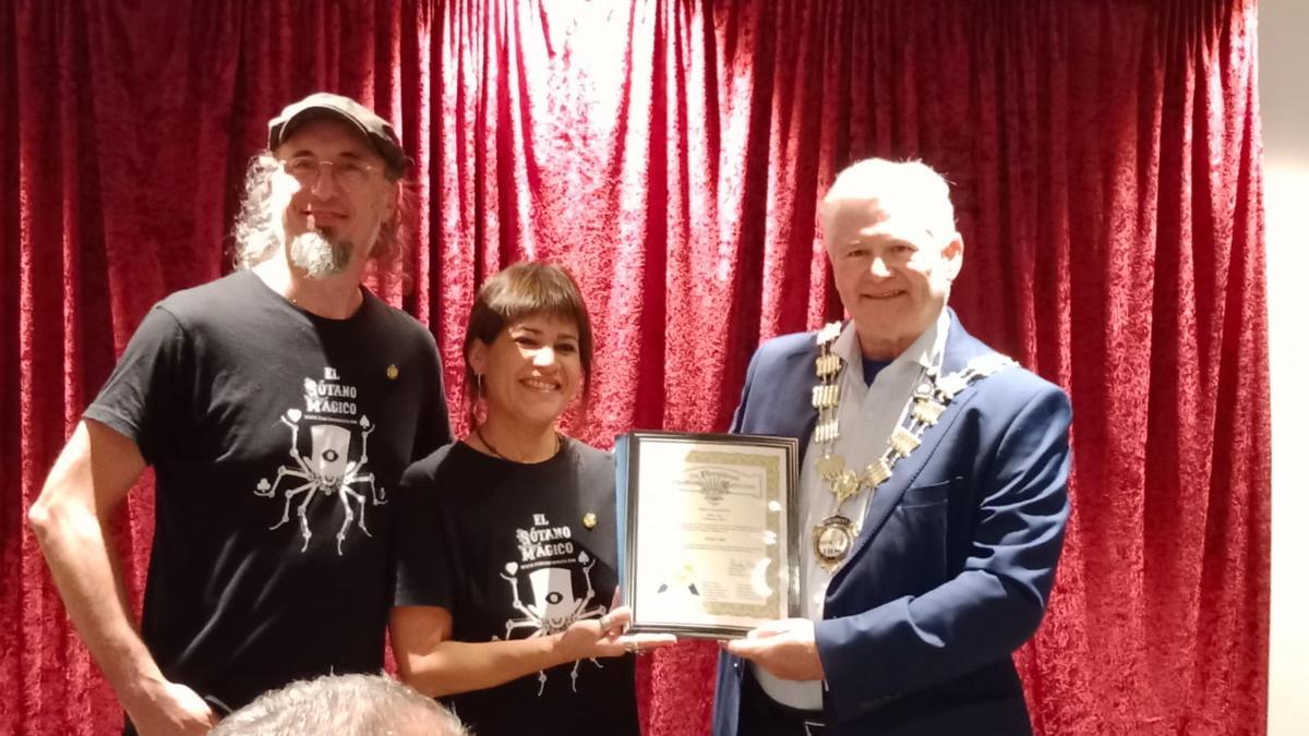 La presidenta del IBM Zaragoza recibiendo el documento de acreditación de la IBM, junto a Pepin Banzo y Charles Arkin.