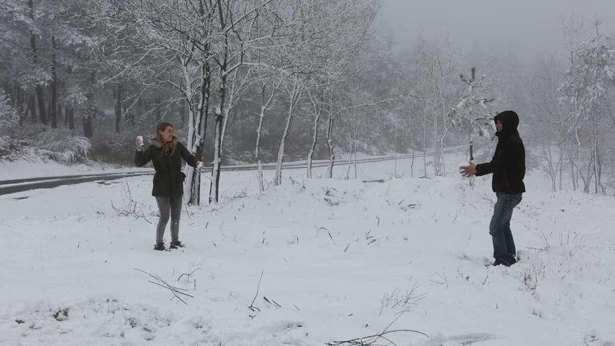 Una pareja disfruta de la nieve en la cima del Monte Faro