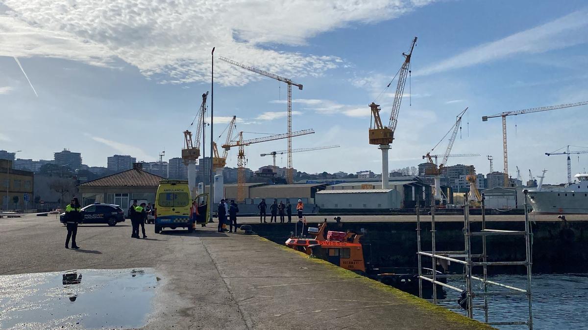 Equipos de emergencia rescatan un cuerpo sin vida en el puerto de Vigo.