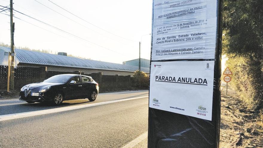 Un cartel informaba ayer a los usuarios de la anulación de la parada frente a la planta de BorgWarner.