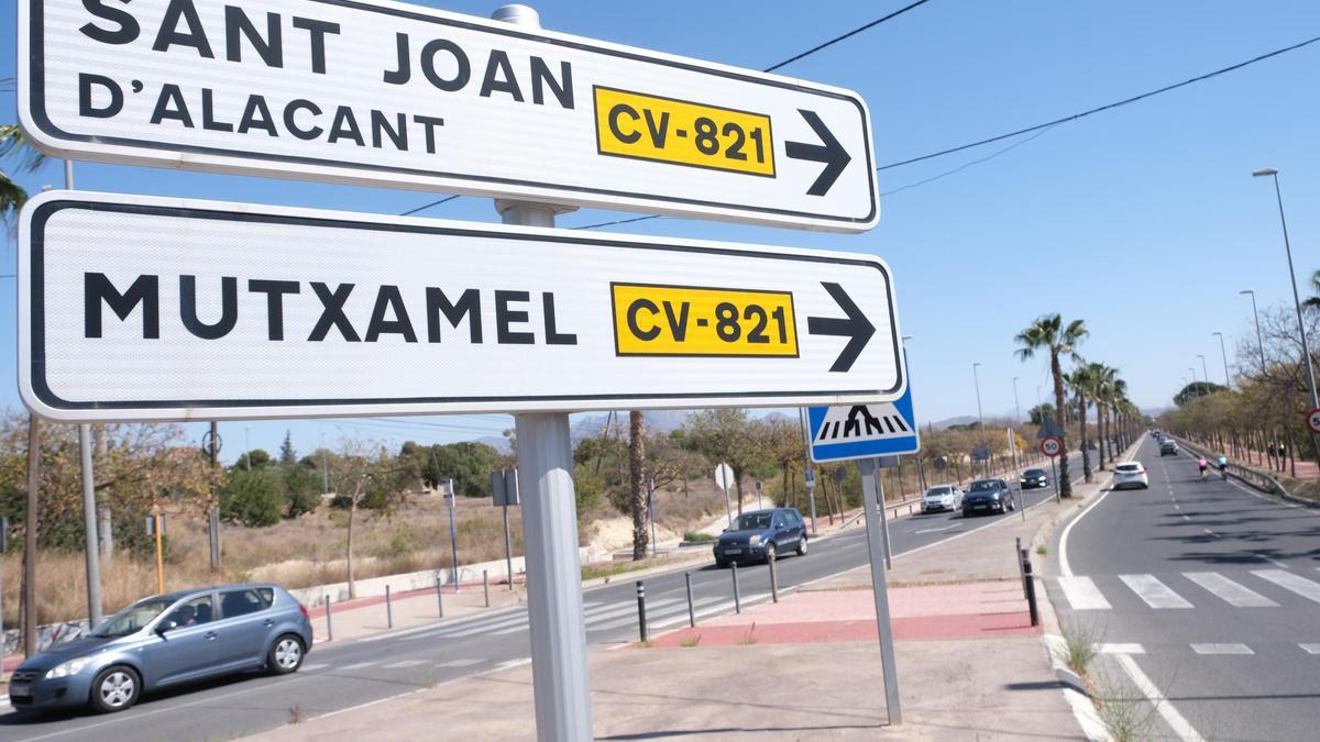 Tráfico en la CV-821, vía desdoblada que une varias poblaciones del área metropolitana de Alicante.