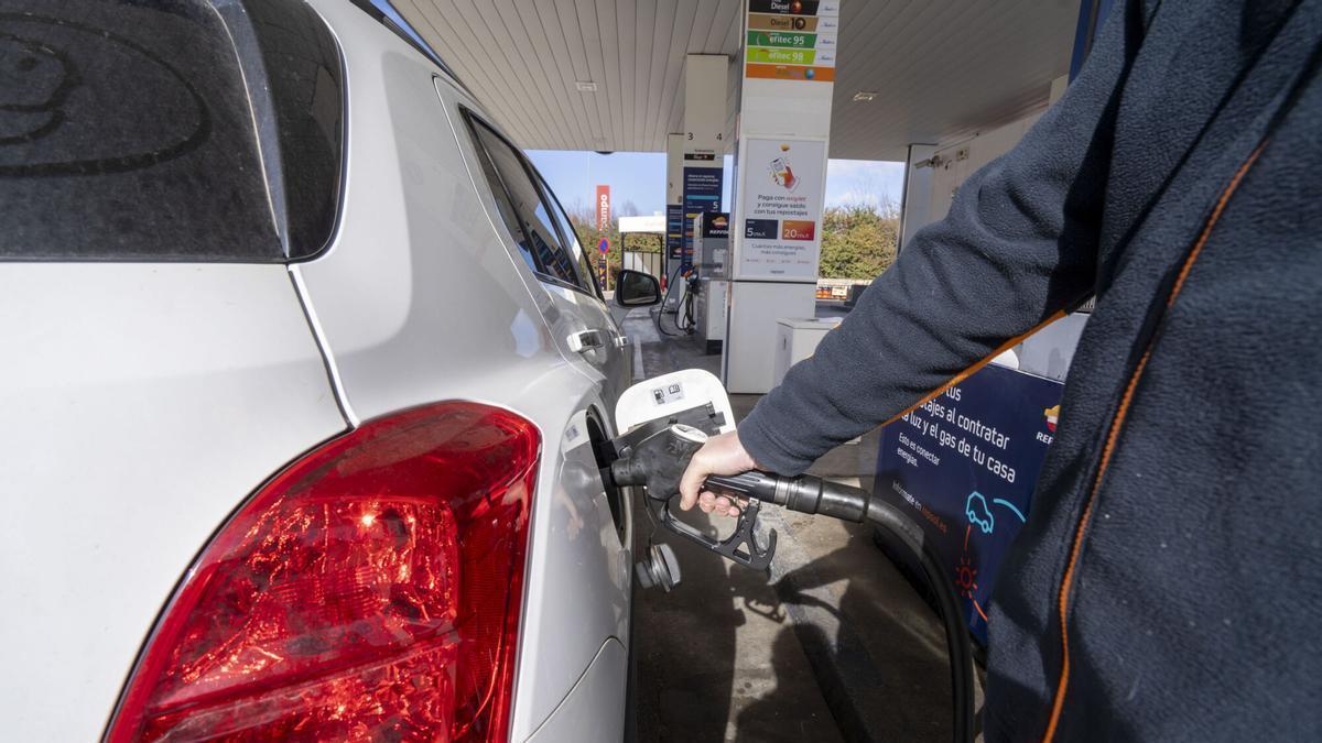 Un hombre reposta en una gasolinera en Teruel este viernes. EFE/Antonio García