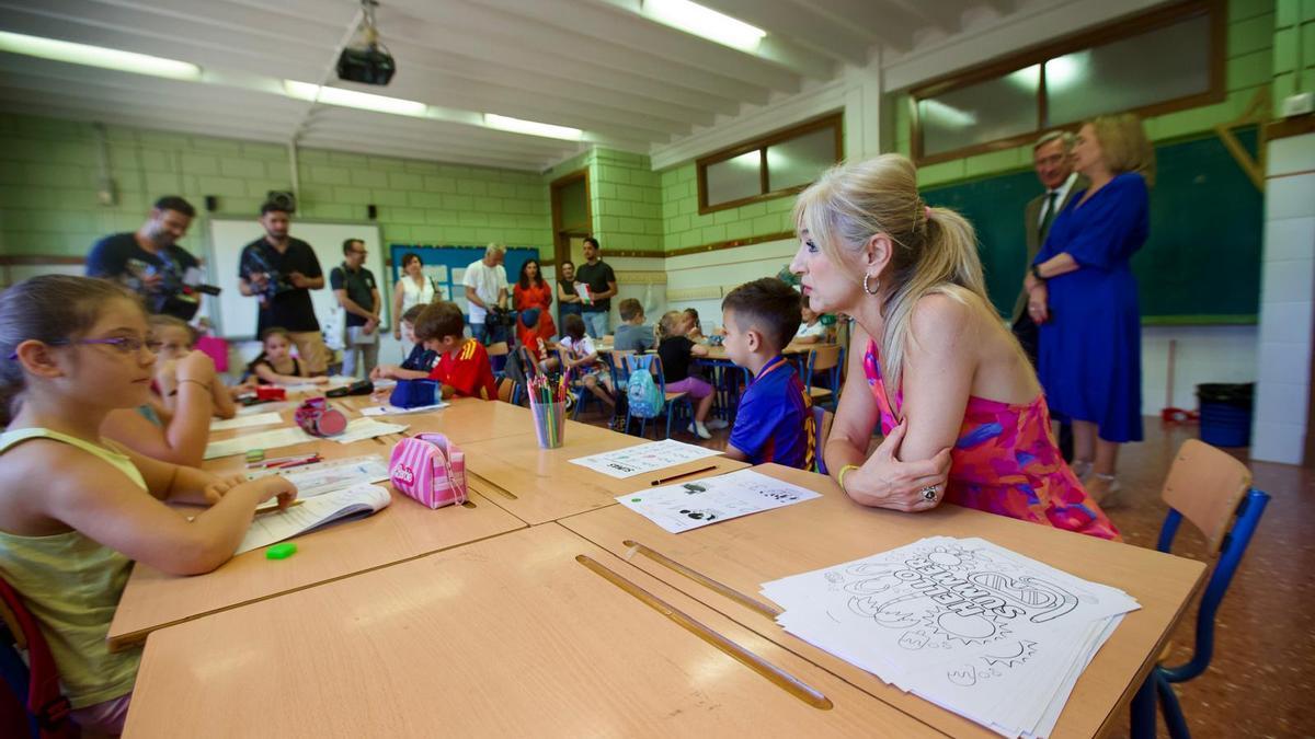 La consejera Patricia del Pozo, en su visita este miércoles a una aula de verano del n su visita al colegio Valeriano Bécquer.