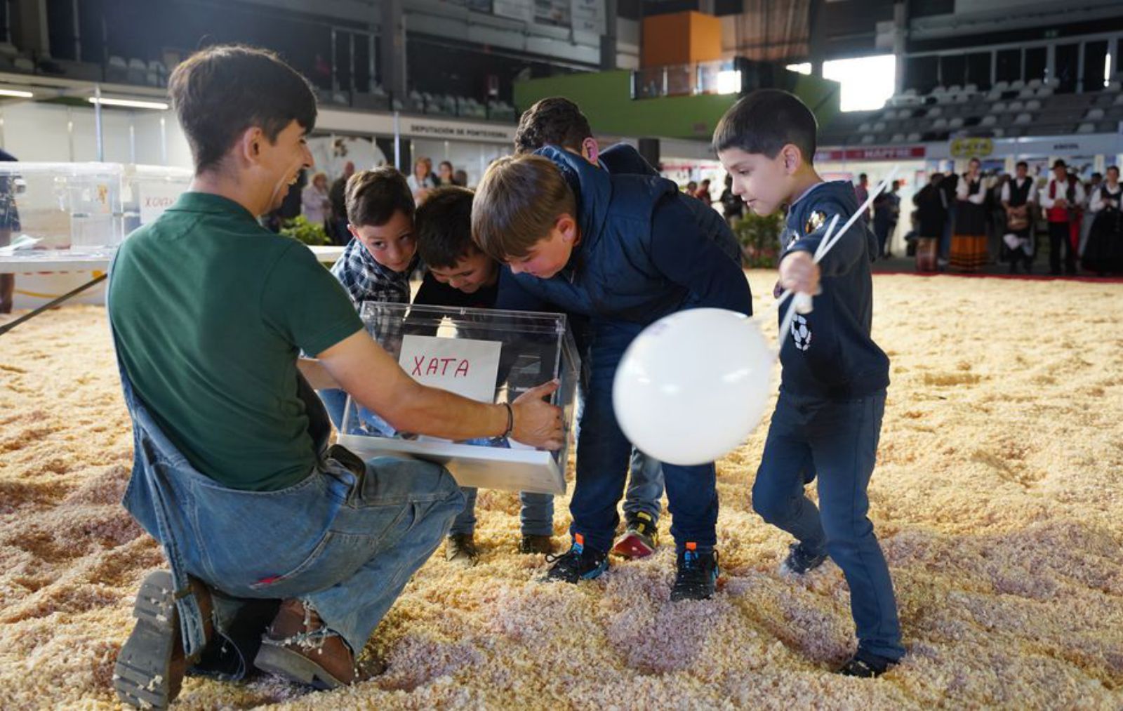 El edil Avelino Souto porta la urna en el sorteo con varios niños.