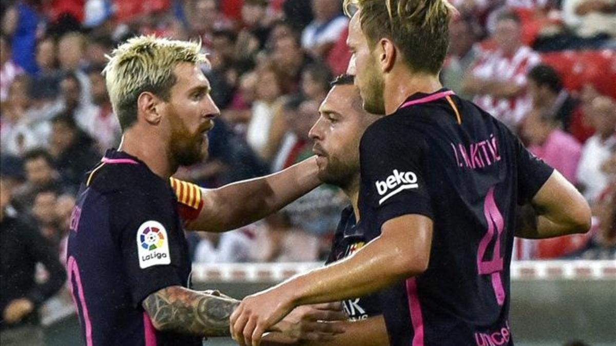 Messi felicita a Rakitic ante la presencia de Alba