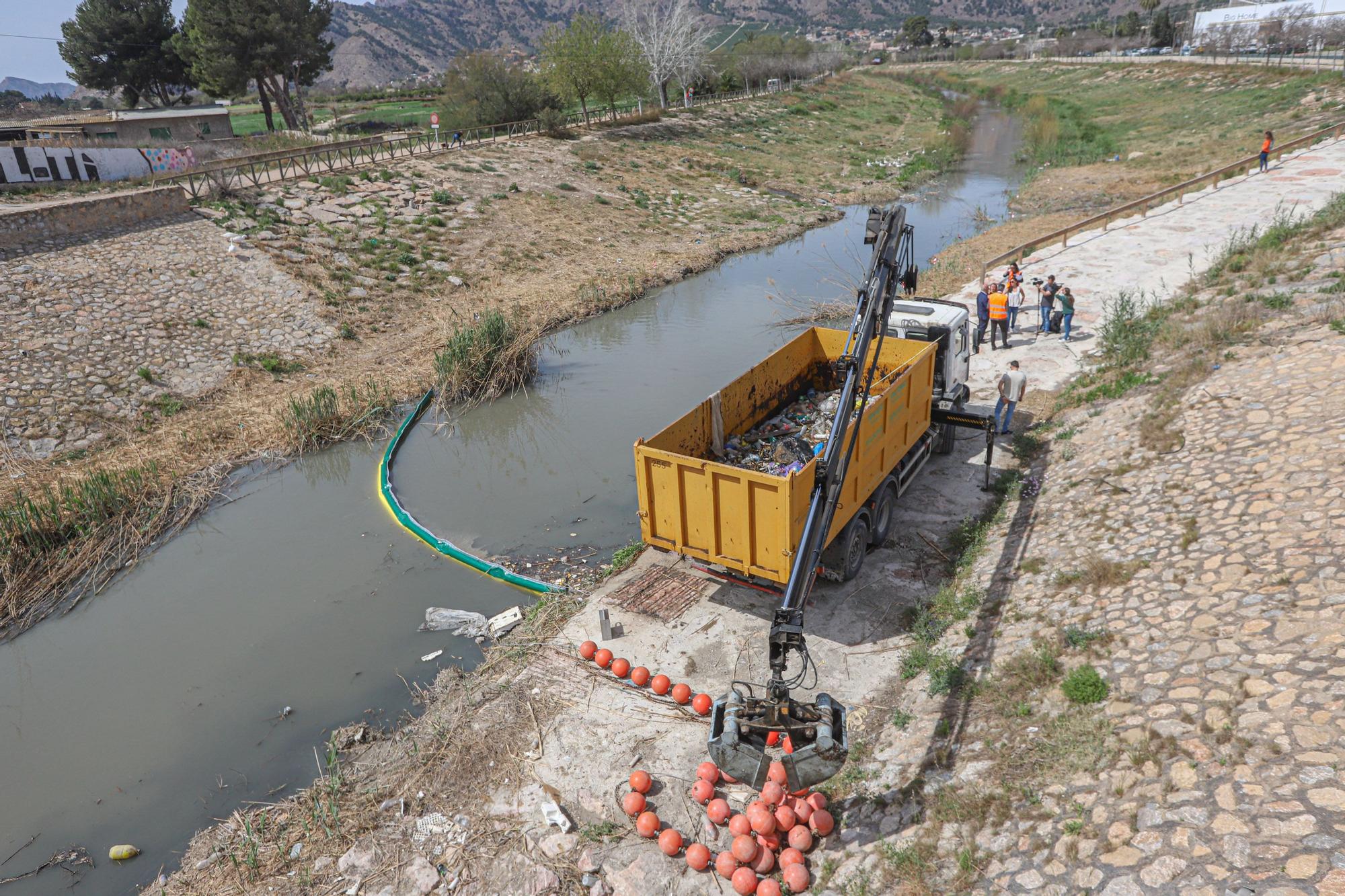 Instalación de una nueva barrera flotante en el Rio Segura