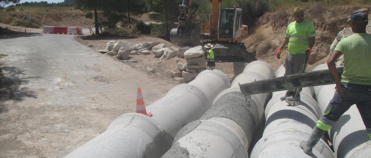 Las obras de encauzamiento de los barrancos en la carretera rural de Villena-Salinas.