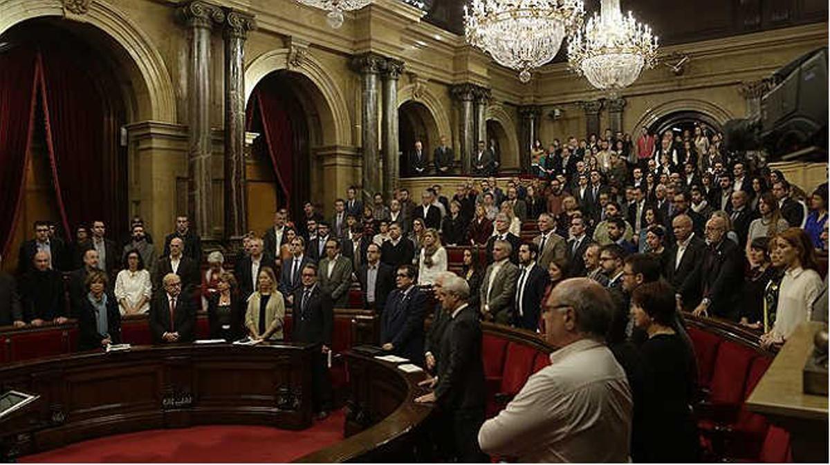 El Parlament fa un minut de silenci per les víctimes de París i Beirut i rebutja la criminalització dels musulmans.