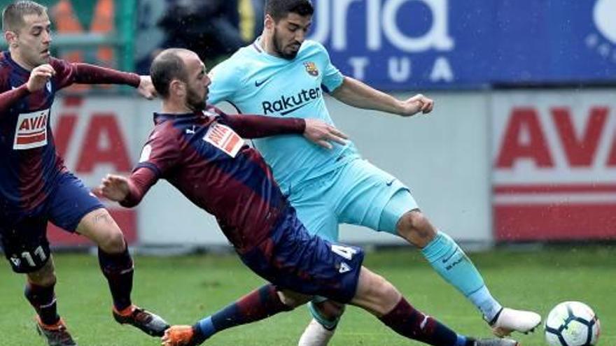 Ramis intenta treure la pilota a Luis Suárez a Ipurua.