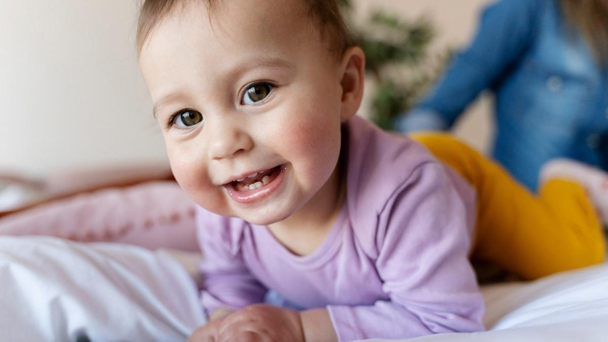 ¿Cuándo comienzan a salirle los dientes de leche a los bebés?
