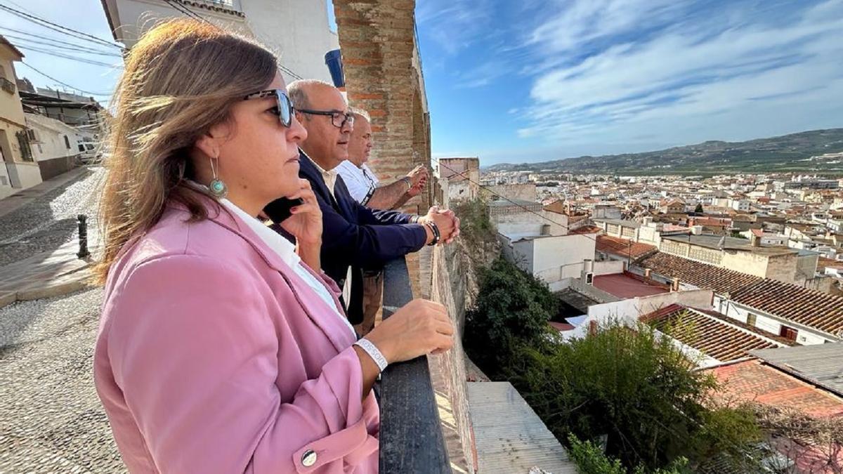 El alcalde de Vélez-Málaga, Jesús Lupiáñez, contempla una de las vistas desde un mirador.