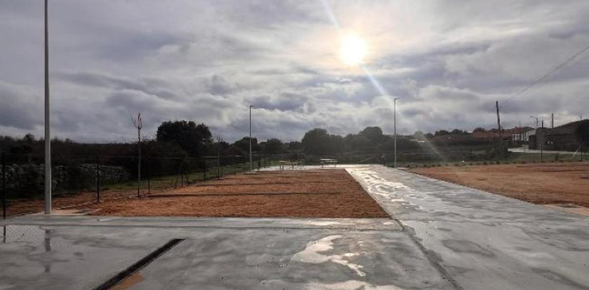 1.- Impresionantes vistas desde el mirador de Villadepera, acondicionado. 2.- Paisaje abierto desde las Aceñas de Gijón. 3.- Parking de autocaravanas en Argañín. 4.- Ruta de senderismo de Villaseco del Pan. | ARCHIVO