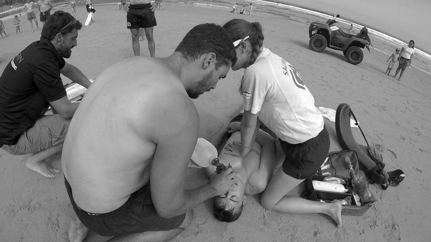 Simulacro de reanimación en la playa de Santa Marina, en Ribadesella.