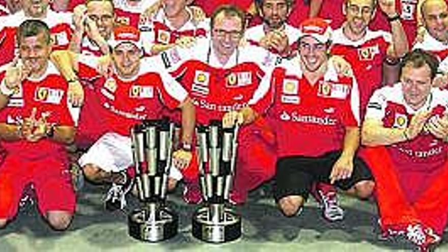 Ingenieros y mecánicos de Ferrari celebran la victoria de Alonso, en el centro, junto a Massa y Domenicali.  reuters