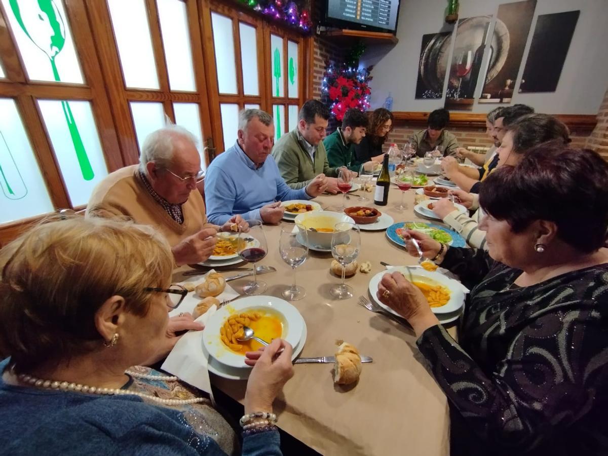 Comensales degustan la fabada en un restaurante de La Felguera.