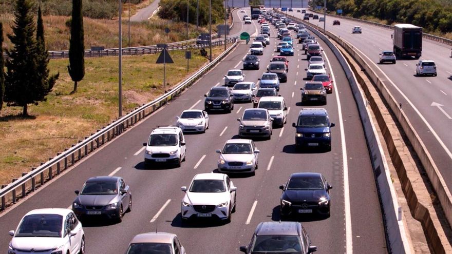 Dos accidentes provocan atascos en la AP-4 y A-49 hacia hacia las playas de Cádiz y Huelva