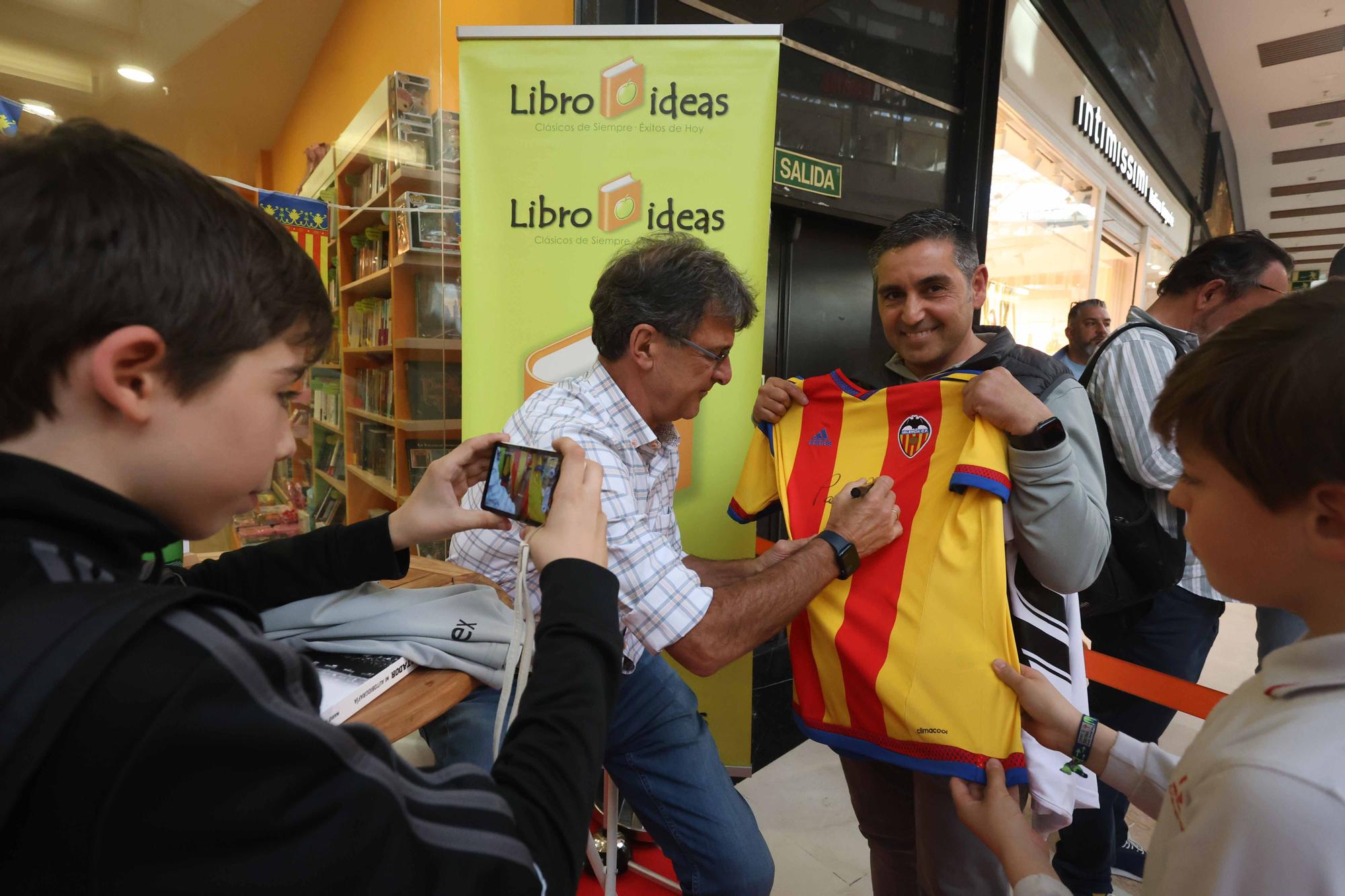 La firma de libros de Kempes en Valencia